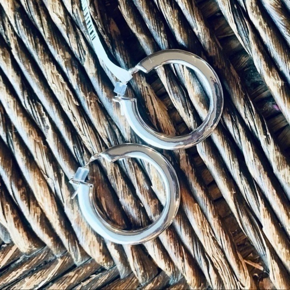 ✨💛 Silver Tone High Shine Hoops ✨✨ - Picture 4 of 5